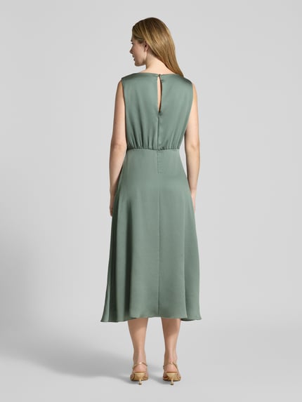 Vrouwenmodel draagt 'Cocktailkleid in Midilänge mit Wasserfall-Ausschnitt' van Swing, taillering fit, structuurpatroon, midi-lengte, sleutelgat op de rug, dichtgevoerde onderrok, naadrits, groene tinten, gladde textuur. Volledige lichaamsaanzicht achteraan.