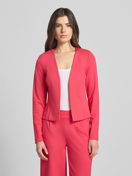 Frauenmodel trägt Slim Fit Blazer in offener Passform Modell 'KATE' von ICHI, Material-Mix mit Viskose-Anteil, Ganzkörperansicht von vorne. Rückenlänge 54 cm, Brustweite 46 cm, Ärmellänge 64 cm, Größe S, intensives Pink, glatte Textur.