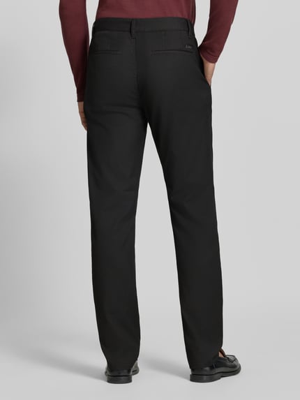 Männermodel trägt Straight Fit Hose mit Viskose-Anteil von Armani Exchange, Schwarz, elastischer Material-Mix, Ganzkörperansicht Rückansicht.