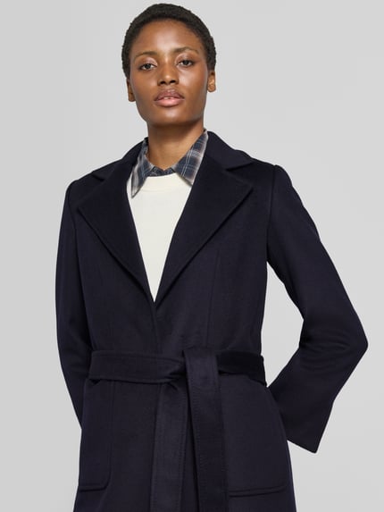 Frauenmodel trägt Regular Fit Mantel aus reiner Baumwolle Modell 'RUNAWAY' von MAX&Co. in Dunkelblau, glatte Textur, Nahaufnahme Oberkörper. Damen Mantel von MAX&Co.