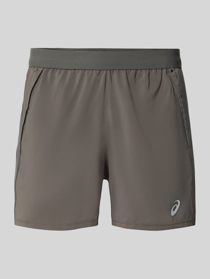 Produktfoto, Shorts mit Logo-Print Modell 'ROAD 5IN' von ASICS in Grau, gerade Form, elastischer Bund, glatte Textur, Logo-Print vorn.