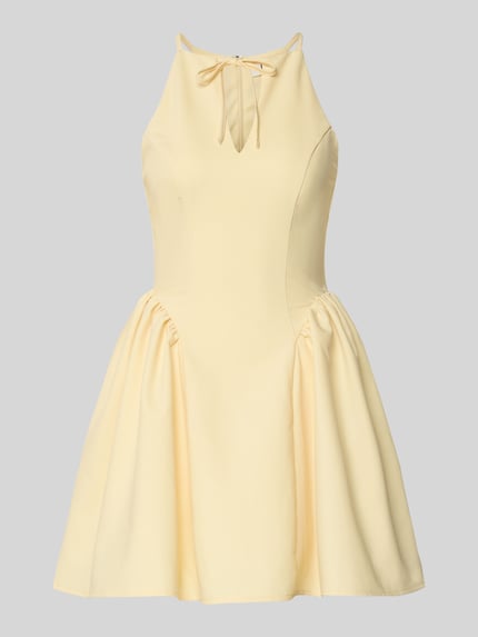 Produktfoto, Cocktailkleid mit Schlüsselloch-Ausschnitt von Little Mistress in zartem Gelb, A-Linie, Rayon-Mix, kurze Länge, glatter Stoff