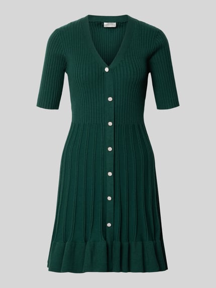 Produktfoto, Strickkleid in Minilänge mit Viskose-Anteil von Christian Berg Woman in Dunkelgrün, Ripp-Optik, taillierte Passform, V-Ausschnitt, durchgehende Knopfleiste, kurzärmlig, Rüschensaum, knielange Form, glatte Textur