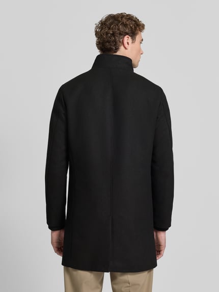 Männermodel trägt Regular Fit Mantel mit Woll-Anteil Modell 'MELTON' von JACK & JONES, schwarze glatte Textur, Ganzkörperansicht Rückansicht. Herren mantel, Stehkragen, Reißverschluss, Rückenlänge 92 cm, Schulterbreite 47 cm, Brustweite 56 cm, Ärmellänge 66 cm.
