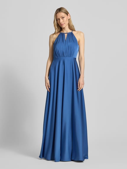Vrouwenmodel draagt Neckholder-maxi-jurk met flechtkette en diep rugdecolleté van Jake*s Cocktail in blauw, materiaalmix met stretch, a-lijn, ganzkörperansicht van voren.
