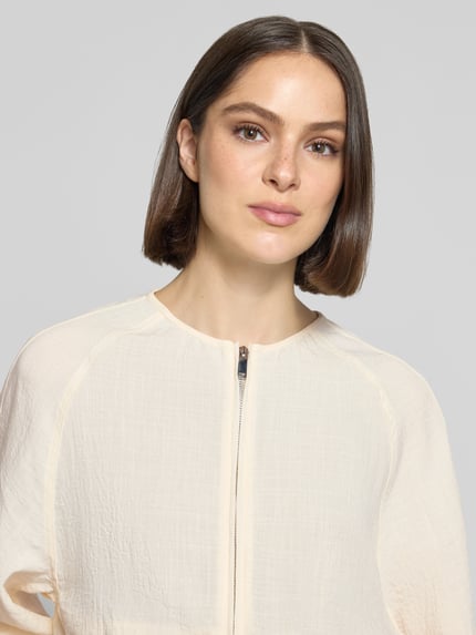 Frauenmodel trägt Blouson aus Viskose-Mix von OPUS, Rundhalsausschnitt, Reißverschluss, Modell 'Jarosa', Nahaufnahme Oberkörper.