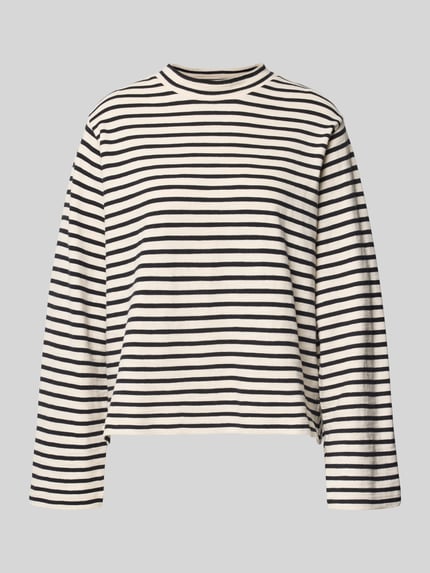 Produktfoto, Regular Fit Langarmshirt aus reiner Baumwolle von Marc O'Polo w paski, kremowo-czarna kolorystyka, drobny dzianinowy splot, dekolt okrągły, długi rękaw