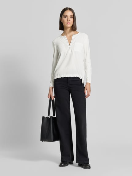 Vrouwenmodel draagt Regular Fit Bluse mit Borstzakken van monari, met siersteentjes, tuniekhals, met lange mouwen, ruglengte maat 36: 58 cm, mouwlengte maat 36: 58 cm, effen wit, rechte vorm, zachte textuur, voorkant geheel zichtbaar, Ganzkörperansicht von vorne.