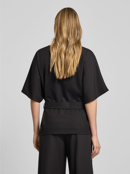 Vrouwenmodel draagt zwart Blusenshirt met Bindegürtel Modell 'Pie Bellevue' van MOS MOSH, relaxed fit, materiaal-mix, rugaanzicht