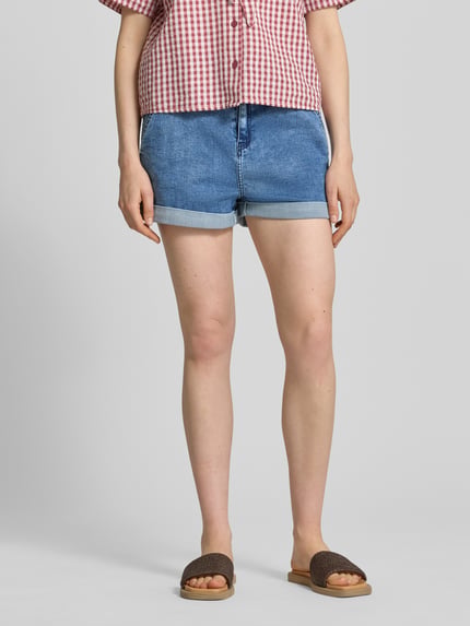 Vrouwenmodel draagt Straight Fit Shorts in denimlook met viscose van Apricot, mix van viscose en katoen, steek- en achterzakken, elastische band, knoop- en ritssluiting, bandwijdte maat S 40 cm, binnenbeenlengte S 8 cm, voorkant hele lichaam