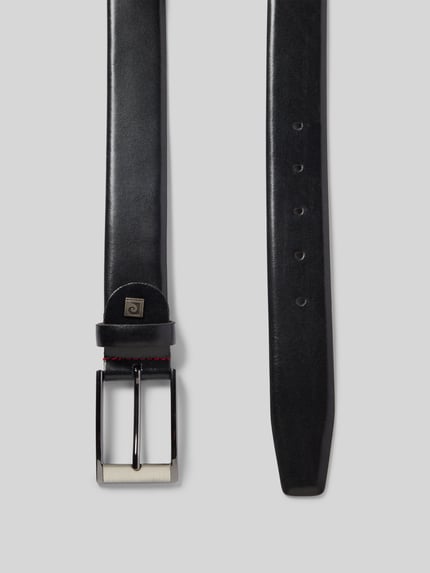 Produktfoto, Ledergürtel mit Dornschließe Modell 'NAPPA' von Pierre Cardin aus schwarzem Leder, klassische Form, matte Metall-Dornschließe, Label-Detail, Breite 127 cm bei Größe 110.