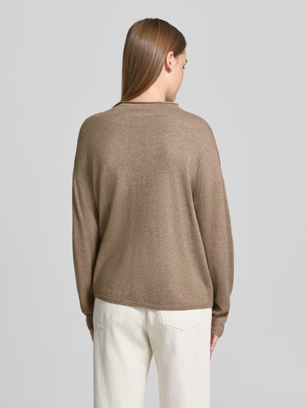 Frauenmodel trägt Turtleneck mit Mock Neck von MARC O'POLO in Braun, Feinstrick, Strukturmuster, Relaxed Fit, Ganzkörperansicht Rückansicht.