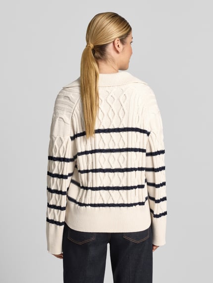 Männermodel trägt Relaxed Fit Pullover aus Baumwoll-Mix Modell 'C_Farboria' von BOSS Orange in Creme mit schwarzen Streifen, Damen Pullover, Ganzkörperansicht Rückansicht
