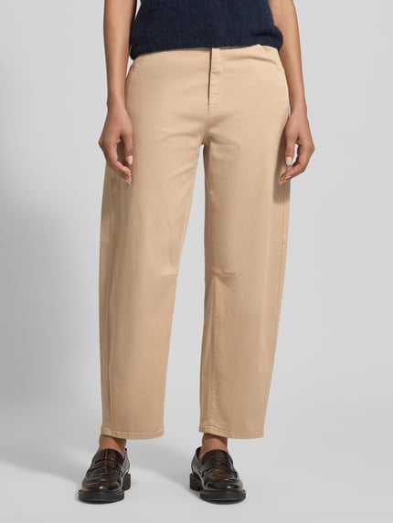 Frauenmodel trägt Barrel Fit Hose mit Eingrifftaschen Modell 'MICKI' von SEDUCTIVE in Beige, Lyocell-Mix mit Baumwoll-Anteil, Nahaufnahme Oberkörper.