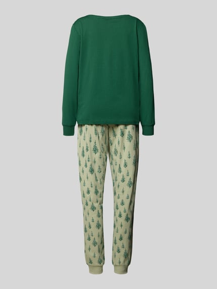 Frauenmodel trägt Pyjama aus reiner Baumwolle mit Brusttasche Modell 'X-Mas' von LASCANA in Grün mit gemusterter Hose, Ganzkörperansicht Rückansicht. Lockere Passform, elastischer Bund mit Tunnelzug, angenehme Haptik.
