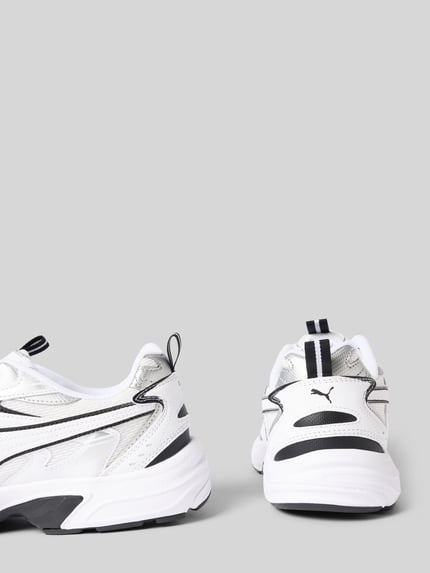Productfoto, witte sneakers met zwarte details, gladde en mesh texturen, Sneaker met Label-Print model 'Milenio' van PUMA, Heren sneakers