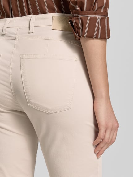 Frauenmodel trägt Skinny Fit Caprihose aus Baumwoll-Mix Modell 'LUCA' von Raphaela By Brax, Optik: Unifarben, Detailaufnahme Rückansicht.