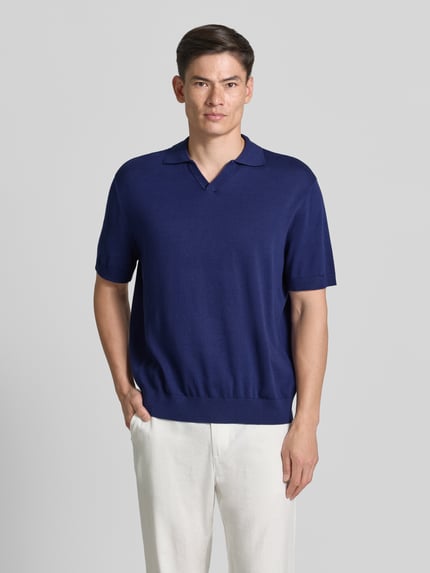 Męski model nosi Relaxed Fit koszulkę polo z bawełny model 'TORINO' od SELECTED HOMME, ciemnoniebieski odcień, gładka faktura, Ganzkörperansicht von vorne.