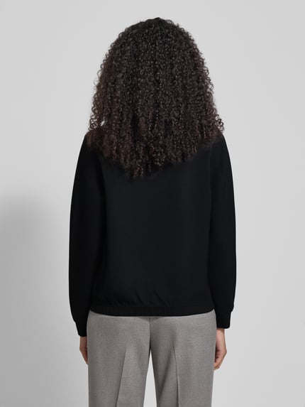 Frauenmodel trägt Regular Fit Sweatshirt mit Viskose-Anteil von Tom Tailor, Optik: Unifarben, Langarm, elastische Abschlüsse, Sweat, Ganzkörperansicht Rückansicht.