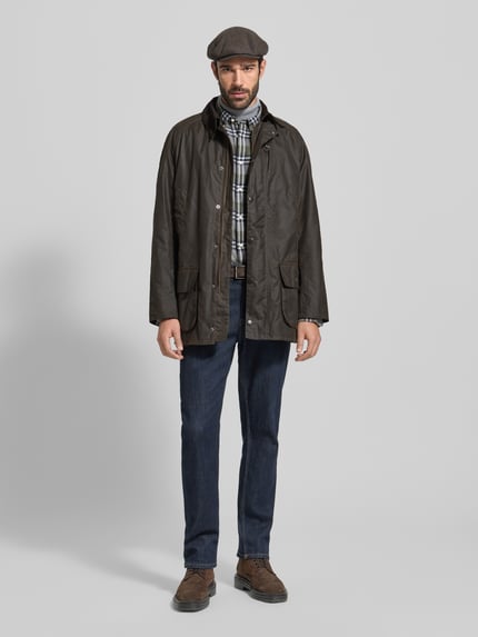Männermodel trägt Jacke mit Umlegekragen Modell 'BRISTOL' von Barbour, Reine Baumwolle, Gerader-Schnitt, Ganzkörperansicht von vorne.