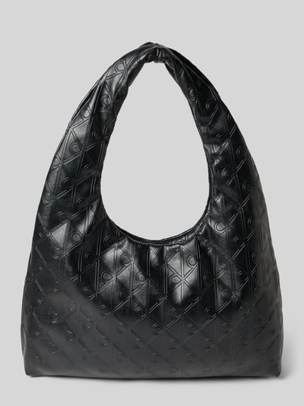 Produktfoto, Shoulder Bag in Leder-Optik Modell 'Puffer' von CK Calvin Klein, czarna, wytłoczone logo na całej powierzchni, zapięcie na magnes, szeroki pasek, główna przegroda, kieszeń wewnętrzna zapinana na zamek błyskawiczny, wymiary: 44x30x9 cm, długość paska 71 cm