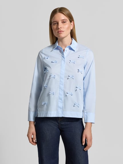 Frauenmodel trägt Regular Fit Hemdbluse aus reiner Baumwolle von Christian Berg Woman mit Zier-Applikationen, hellblau, Ganzkörperansicht von vorne.