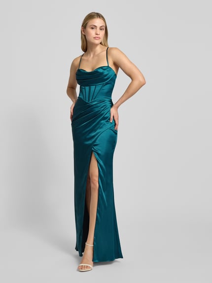 Vrouwenmodel draagt Luxuar avondkleid aus Satin met gehschlitz en rugzijde snürung, smaragdgroen, maxilengte, figuurvolgend, vooraanzicht full-body.