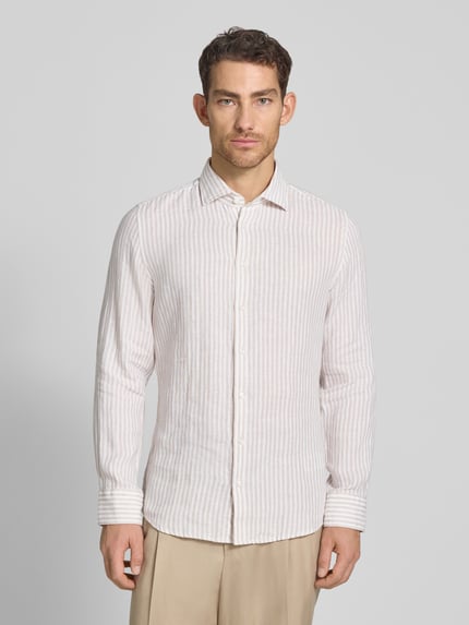 Männermodel trägt Slim Fit Business-Hemd mit Kentkragen von SEIDENSTICKER aus reinem Leinen im Allover-Look, Beige-Weiß gestreift, Ganzkörperansicht von vorne. Rückenlänge 76 cm, Schulterbreite 40 cm, Ärmellänge 76 cm bei Größe 40.