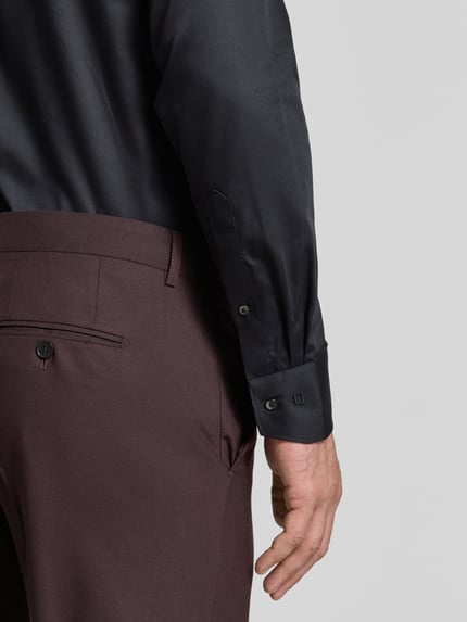Männermodel trägt Modern Fit Businesshemd aus reiner Baumwolle Modell 'Global Kent' von OLYMP in Schwarz, Nahaufnahme Oberkörper, Herren Businesshemd von OLYMP