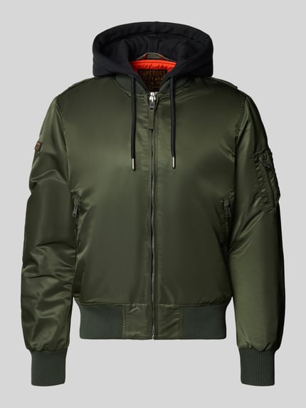Produktfoto, Bomberjacke mit Kapuze und Reißverschlusstaschen von Superdry in Olivgrün mit glänzender Textur, Regular Fit, Reißverschluss, sichtbare Reißverschlusstaschen und Rippbündchen, Kontext: Rückenlänge 56 cm, Schulterbreite 45 cm, Brustweite 60 cm, Ärmellänge 68 cm
