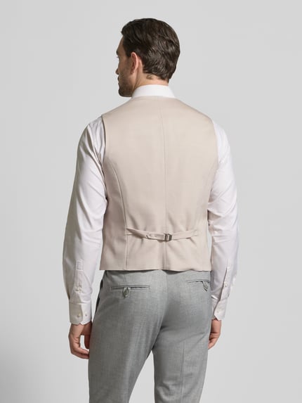 Männermodel trägt Regular Fit Weste aus Viskose-Mix mit V-Ausschnitt von JOOP! Collection in Beige, glatte Textur, Ganzkörperansicht Rückansicht.