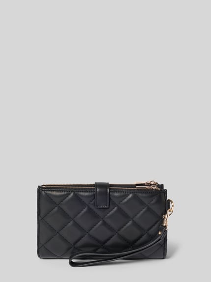 Produktfoto, zwarte Clutch met steppnaden en polsbandje model 'JULIET' van GUESS, hoofdvak met ritssluiting, gladde textuur