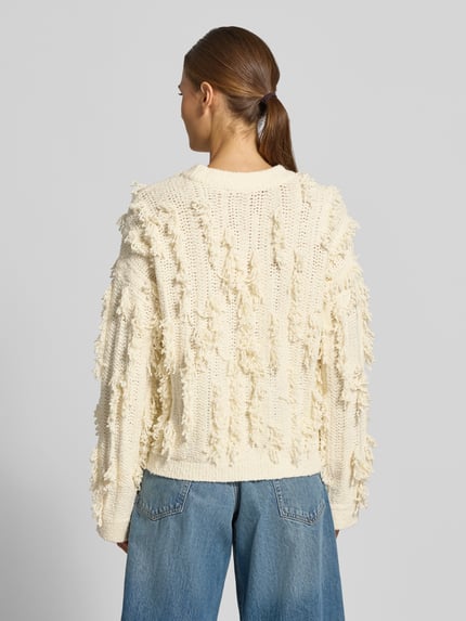 Vrouwenmodel draagt Strickpullover mit Rundhalsausschnitt Modell 'Jennasee' van MSCH Copenhagen in crème, grove textuur, regular fit, Ganzlichaamsachteraanzicht.