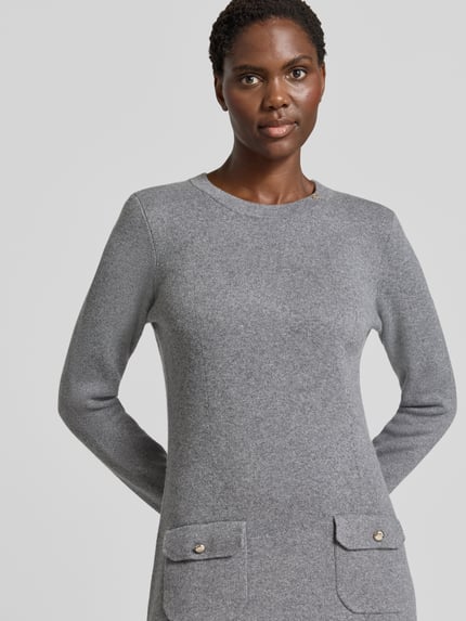 Frauenmodel trägt Figurbetontes Freizeitkleid mit Viskose-Woll-Kaschmir-Anteil Modell '264KN32Kasta' von JOOP! in Grau mit glatter Textur und feinen Zierknöpfen, Damen Freizeitkleid von JOOP!, Nahaufnahme Oberkörper.