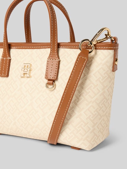 Produktfoto, Henkeltasche mit Logo-Applikation Modell 'MONOPLAY' von Tommy Hilfiger in Optik: Unifarben mit Allover-Muster, Reißverschluss, Hauptfach, Tragehenkel, abnehmbarem Schulterriemen, Materialverarbeitung: Kunstleder, beige und braune Farbkombination, strukturierte Oberfläche