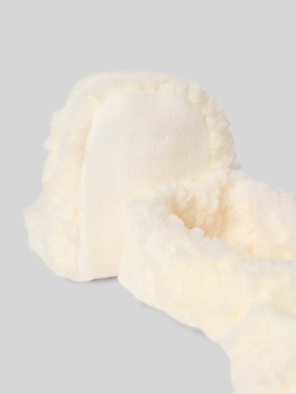 Produktfoto, Hausschuhe aus Kunstfell in Schlupfform von CAPELLI NEW YORK, flauschige Oberfläche, cremefarben, Anti-Rutsch-Sohle, weich