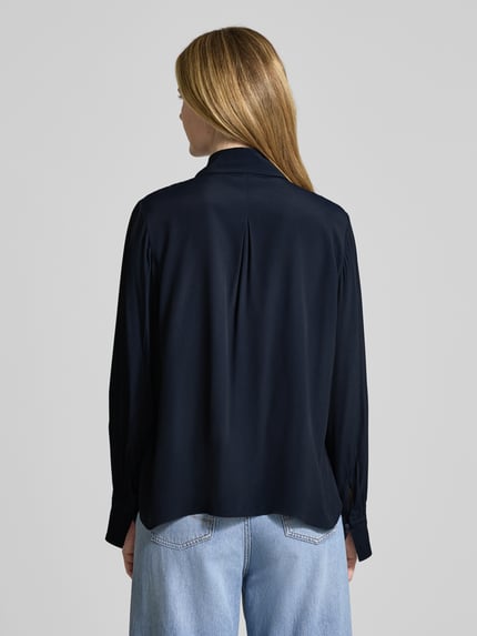 Frauenmodel trägt Schluppenbluse mit Schlüsselloch-Ausschnitt von LUISA CERANO im Regular-Fit Material-Mix mit Tussahseide, Ganzkörperansicht Rückansicht.