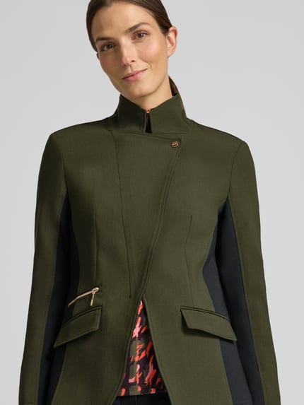 Frauenmodel trägt Slim Fit Longblazer mit Zweiwege-Reißverschluss von Marc Cain in Dunkelgrün und Schwarz, Nahaufnahme Oberkörper, Damen Longblazer von Marc Cain.