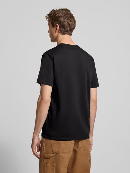 Männermodel trägt schwarzes T-Shirt mit geripptem Rundhalsausschnitt von Carhartt Work In Progress, Regular Fit, Rückenansicht, Ganzkörperansicht Rückansicht