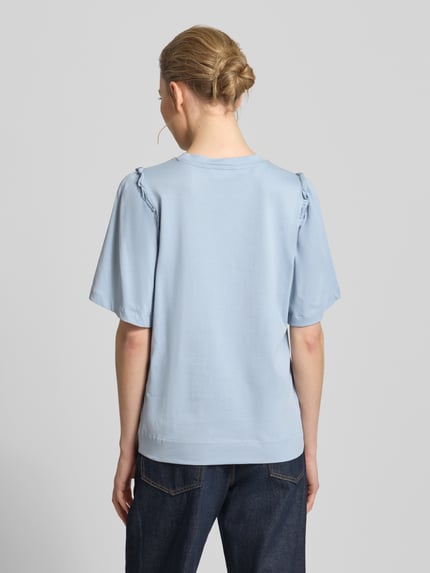Frauenmodel trägt Regular Fit T-Shirt aus reiner Baumwolle Modell 'PENELOPE' von Selected Femme, hellblau, unifarben, Rüschen, Ganzkörperansicht Rückansicht.