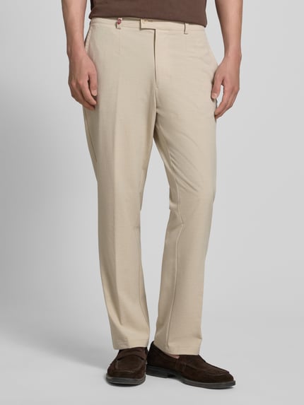 Männermodel trägt Hose mit Gesäßtaschen von CG - Club of Gents, Beige, Slim-Fit, Material-Mix mit Baumwoll-Anteil, Ganzkörperansicht von vorne.