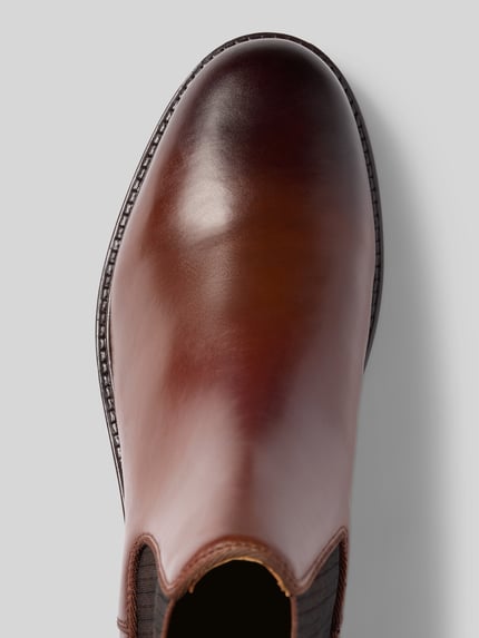 Produktfoto, Chelsea Boots mit seitlichen Stretcheinsätzen von GANT aus unifarbenem Leder in strukturierter Optik, Gummisohle, Detailaufnahme.