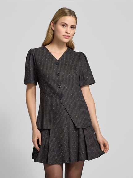 Vrouwenmodel draagt Slim Fit Bluse met V-Ausschnitt und Puffärmeln Modell 'Jules' van Neo Noir, zwart met strepen, viscosemix, knoopsluiting, voorkant bovenlichaam close-up.