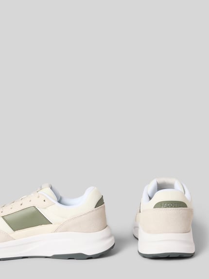Produktfoto, Low Top Sneaker mit Leder-Details Modell 'RUN SET' von Lacoste, mieszanka skóry, siateczki i weluru, kolor wielobarwny, zaokrąglony nosek, płaska podeszwa, wyprofilowana podeszwa, detale z wytłaczanym logo, naszywka z logo, metalowe logo, kontrastowe detale ze skóry.