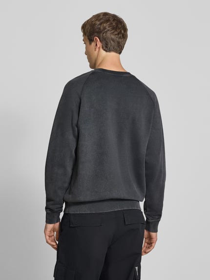 Männermodel trägt Regular Fit Sweatshirt aus reiner Baumwolle Modell 'Plush' von Replay in Dunkelgrau, Ganzkörperansicht Rückansicht. Herren Sweatshirt mit Rundhalsausschnitt, elastischen Abschlüssen, Rückenlänge 66 cm, Ärmellänge 63 cm.