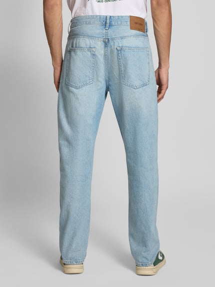 Männermodel trägt Straight Fit Jeans aus reiner Baumwolle von Only & Sons, efekt: jednolity kolor, efekt znoszenia, krój straight fit, wysoki stan, długość regular, naszywka z logo, szlufki na pasek, zapięcie na guzik i ukryty zamek błyskawiczny, 5 kieszeni, wykończenie materiału: denim, materiał: czysta bawełna, widok tylni, Ganzkörperansicht Rückansicht.