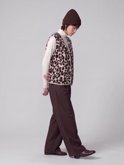 Frauenmodel trägt Weste mit Fleece Struktur von S.OLIVER CASUAL im Animal Print, mehrfarbig, mit Druckknöpfen und Paspel, Ganzkörperansicht von vorne.