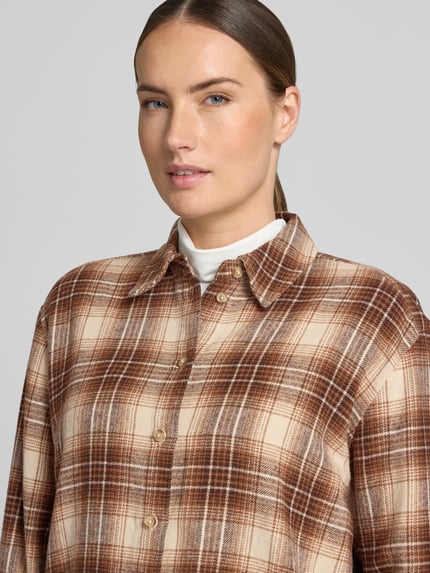 Vrouwenmodel draagt Regular fit blouse met lange mouwen van puur katoen van Jake*s Casual in bruin en beige ruit, close-up bovenlichaam