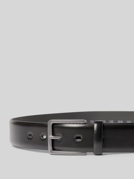 Produktfoto, Gürtel aus Leder mit Dornschließe von bugatti in Schwarz, klassische Form, Breite 3,5 cm, Echtleder, Detailaufnahme