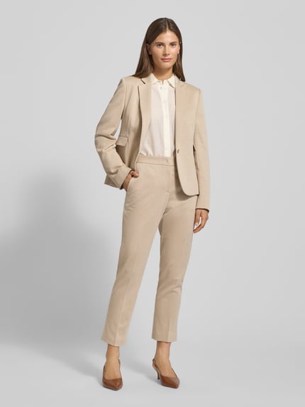 Modelka kobieca nosi Regular Fit schmale Hose aus Viskose-Mix Model 'Tapria-Crop4' od BOSS, beżowy kolor, wzór allover, widok całej sylwetki z przodu.